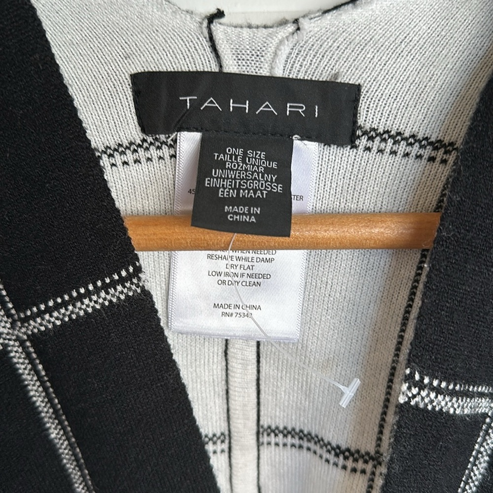 NWOT Tahari Belted Poncho OS Women’s Kimono Soft Stretchy Black White Plaid Cozy - Picture 3 of 10